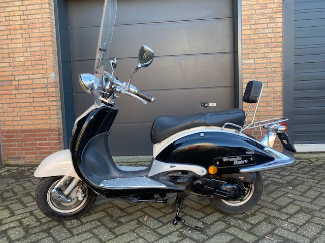 Mooie retroscooter in de beste kleur combinatie zwart /wit   nu 499