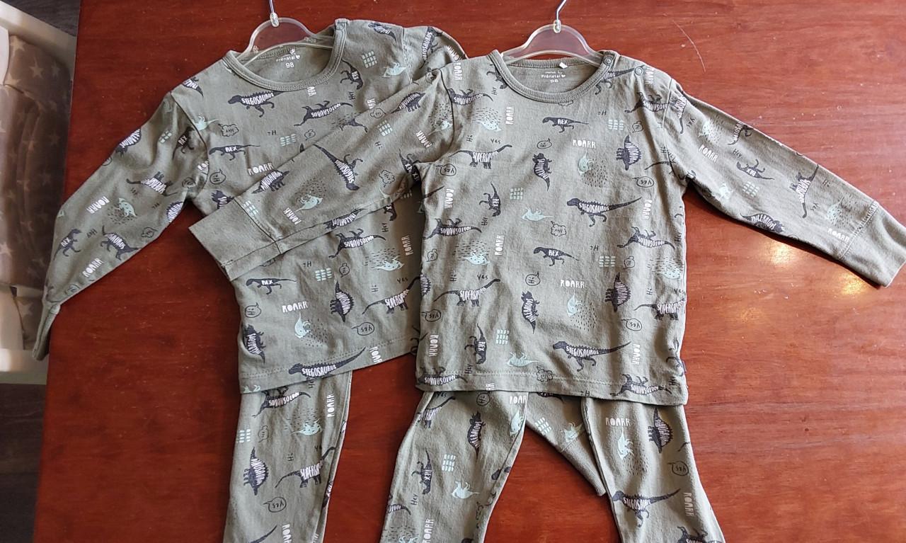 Prénatal pyjama's met dino's in maat 98 (per stuk €4 samen voor €6)