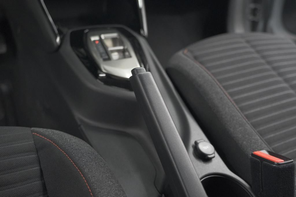 Peugeot 208 puretech 100 eat8 active pack | apple carplay | parkeersensoren