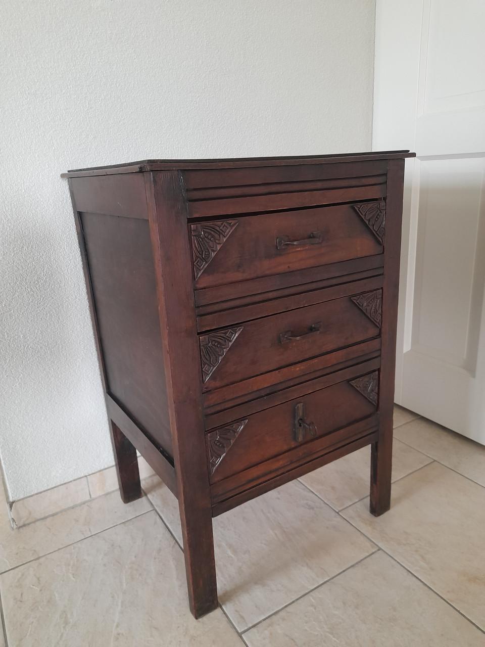 Leuk antiek kastje 42 x 51 x 77 ( in goede staat )