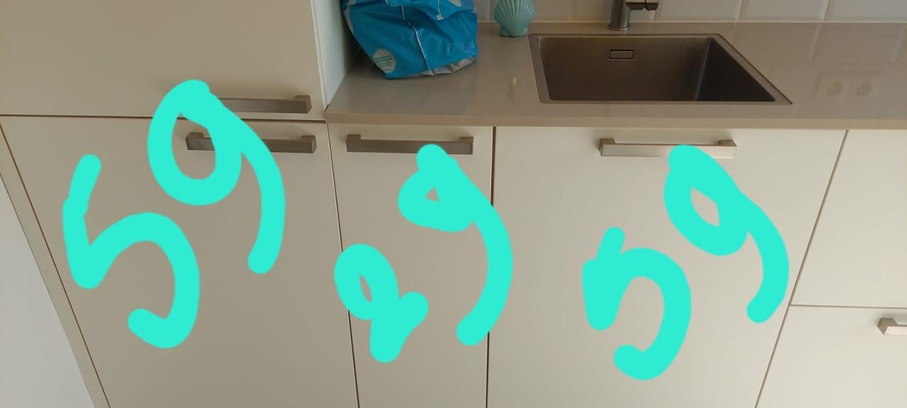 Moderne witte keuken 2,95 m met natuurstenen blad (2023)