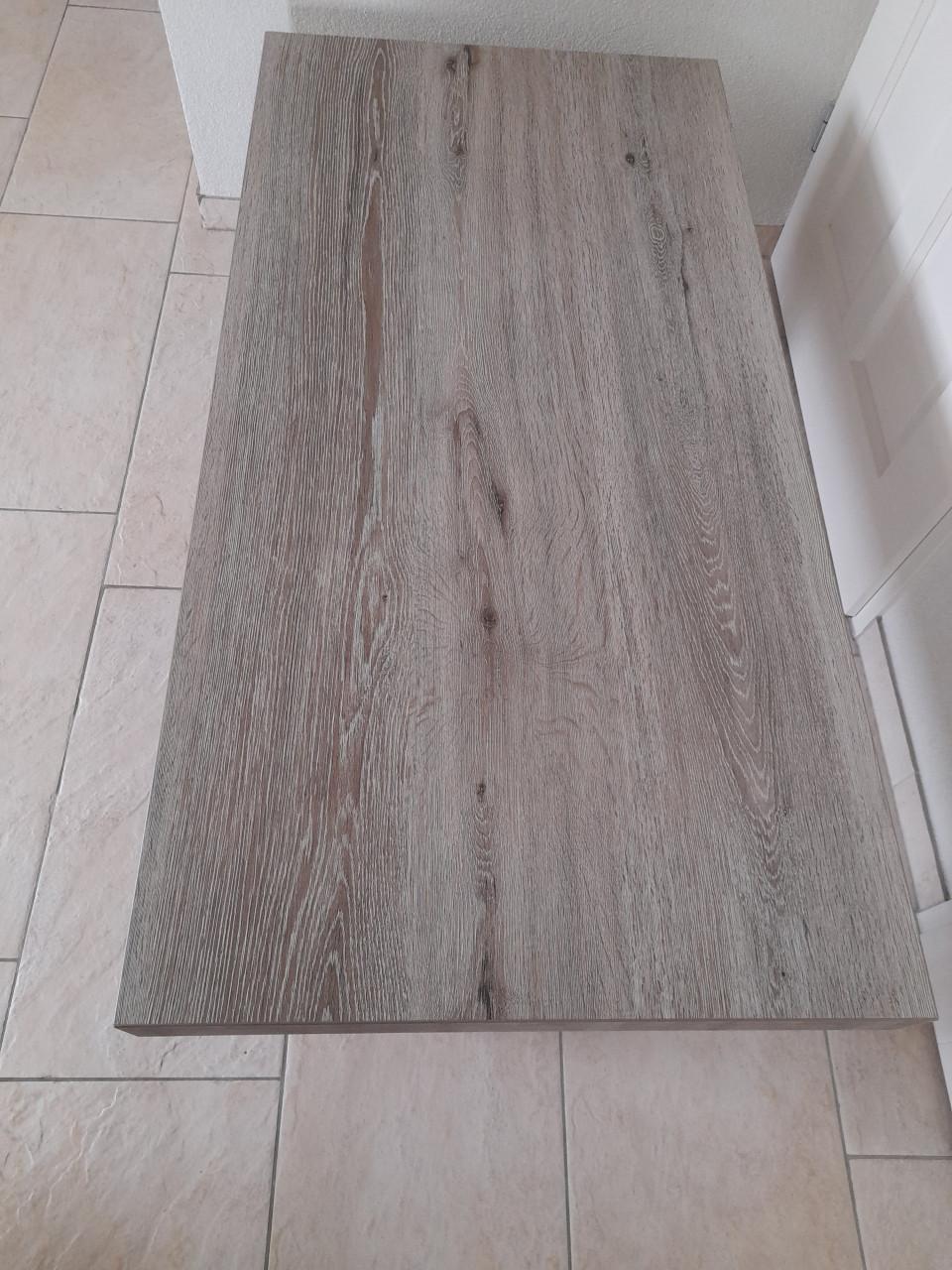 Prachtige salon tafel 68 x 135 x 44H (z.g.a.n.)  Materiaal : Melamine