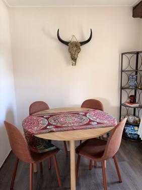 Eettafel Ø120 cm + 4 eetkamerstoelen – Zo goed als nieuw!
