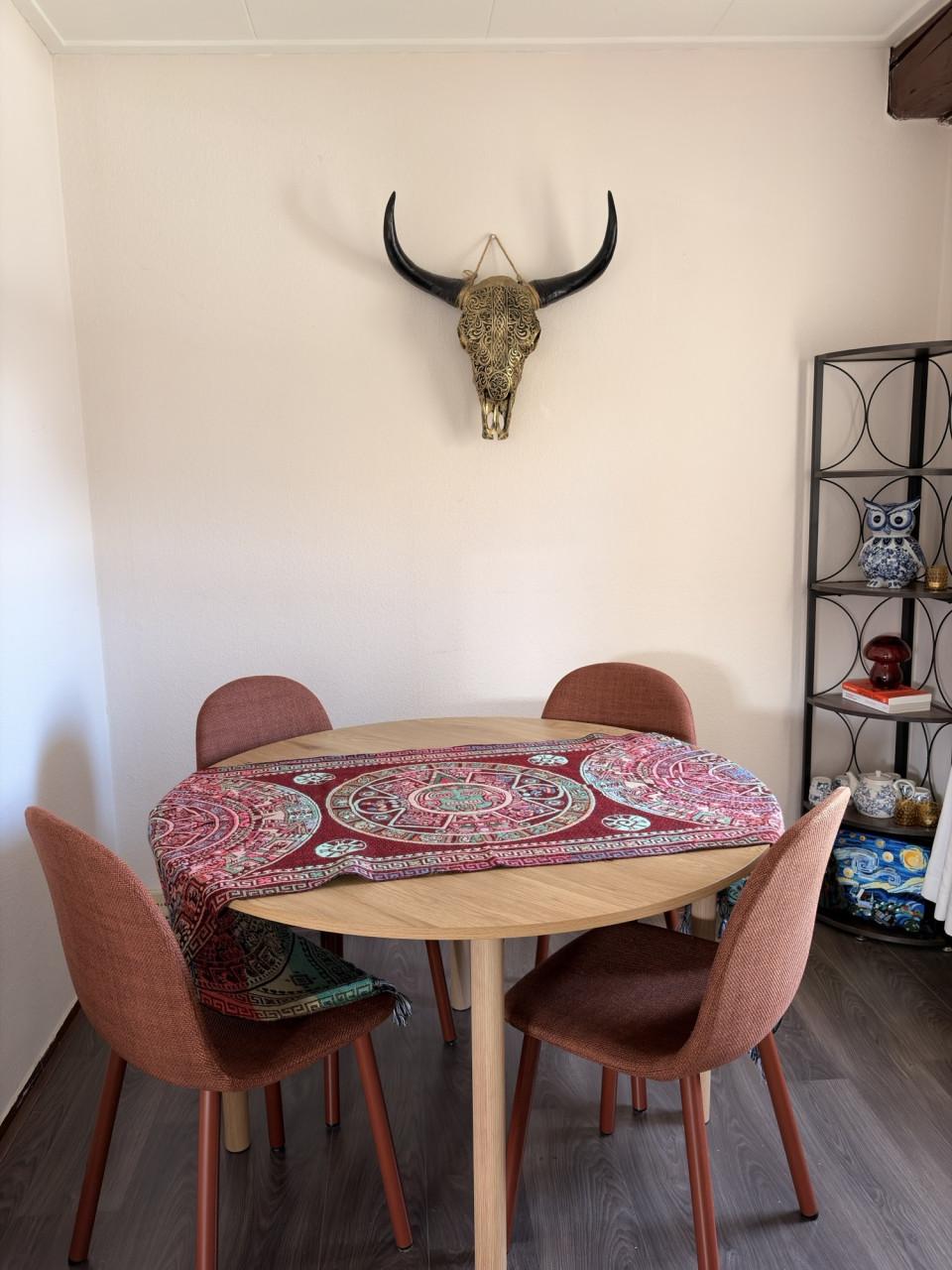Eettafel Ø120 cm + 4 eetkamerstoelen – Zo goed als nieuw!