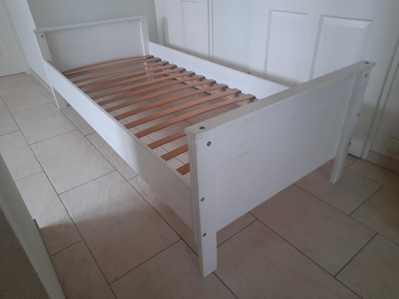 Wit massief houten bed 90 x 200 (in goede staat )
