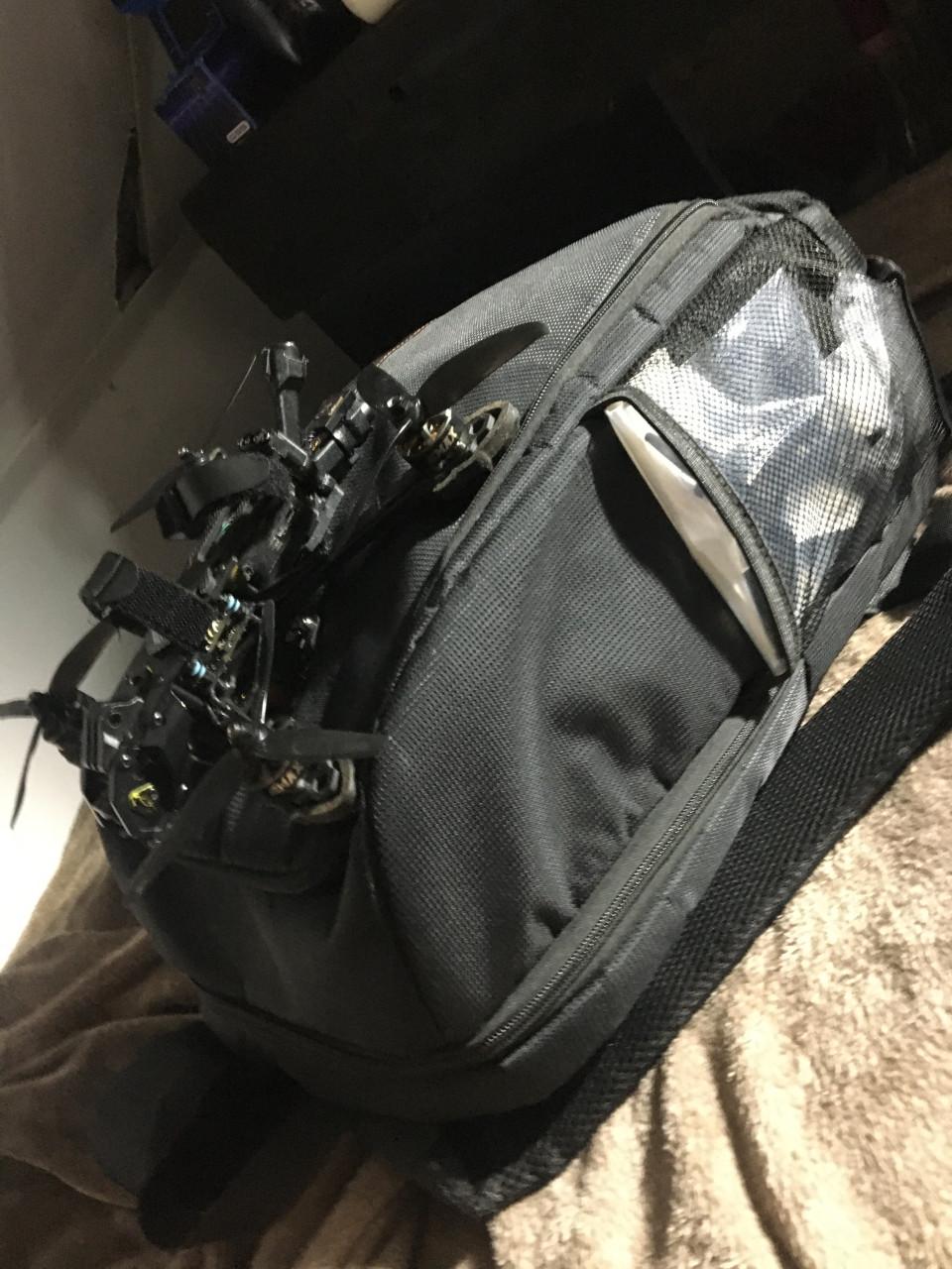 Quatcopter, laadstation, accus, fpv brill, controller, rugtas.