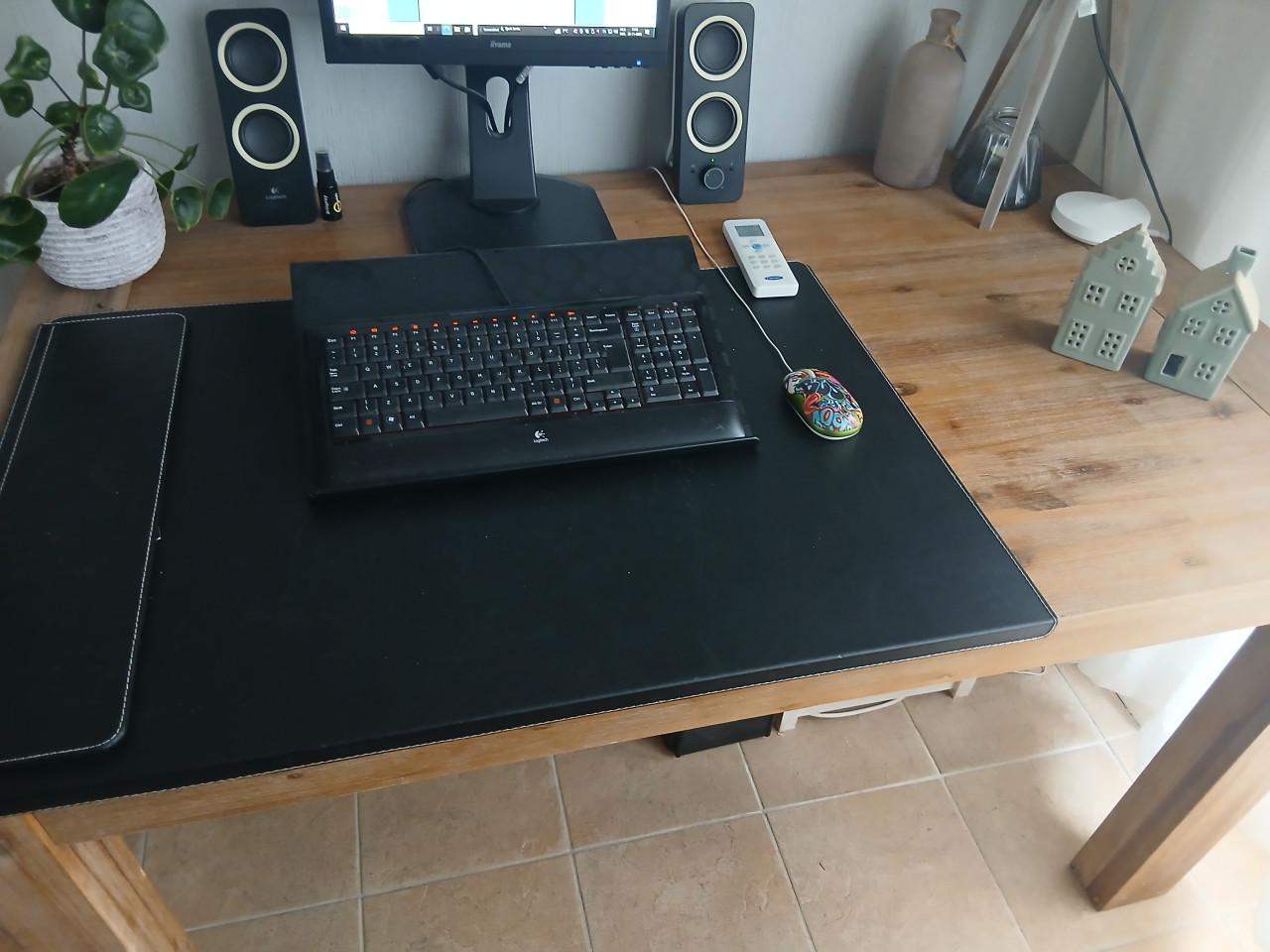 Dressoir, eetkamertafel, stoelen, salontafel