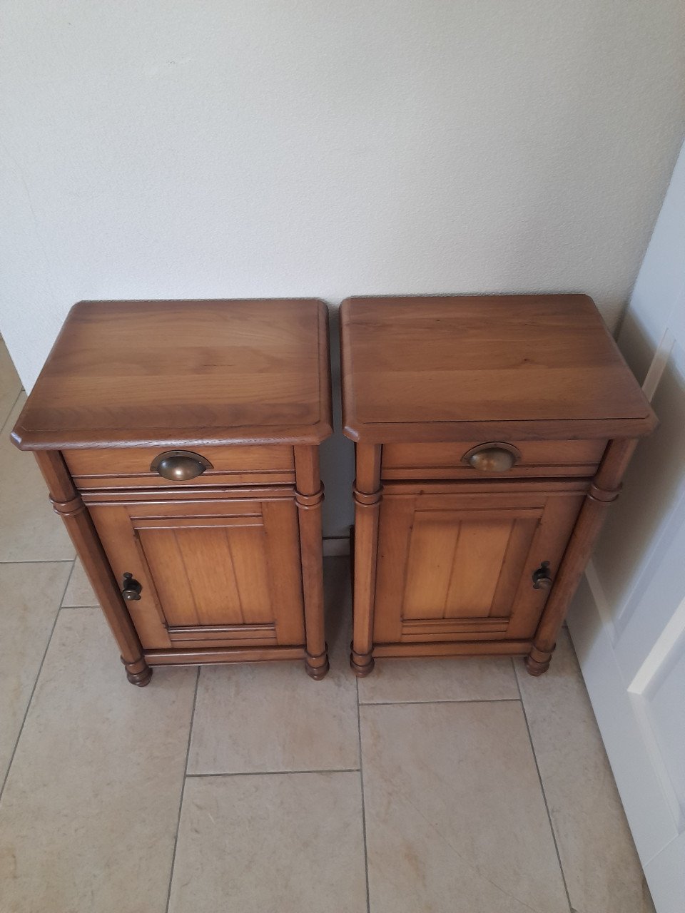 2 Nachtkastjes (in goede nette staat ) 44 x 35 x 74H