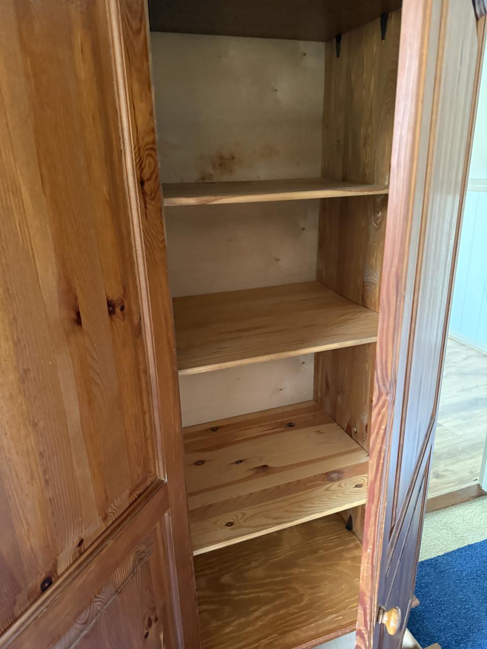 Houten kledingkast met hang en leg planken
