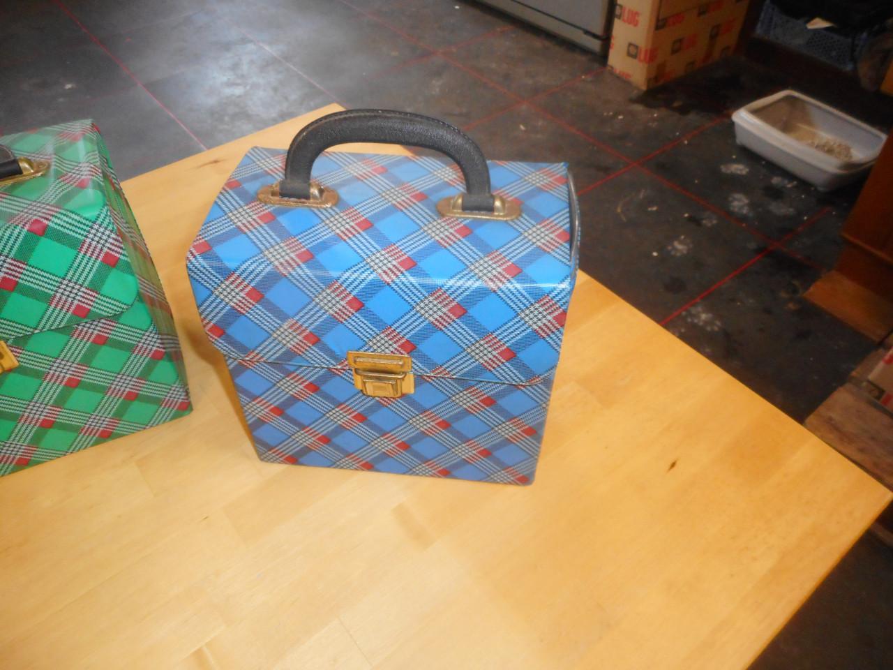 4 vintage kofertjes voor singels