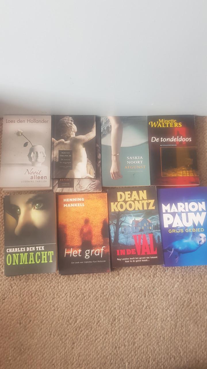 18 mini boekjes Thrillers