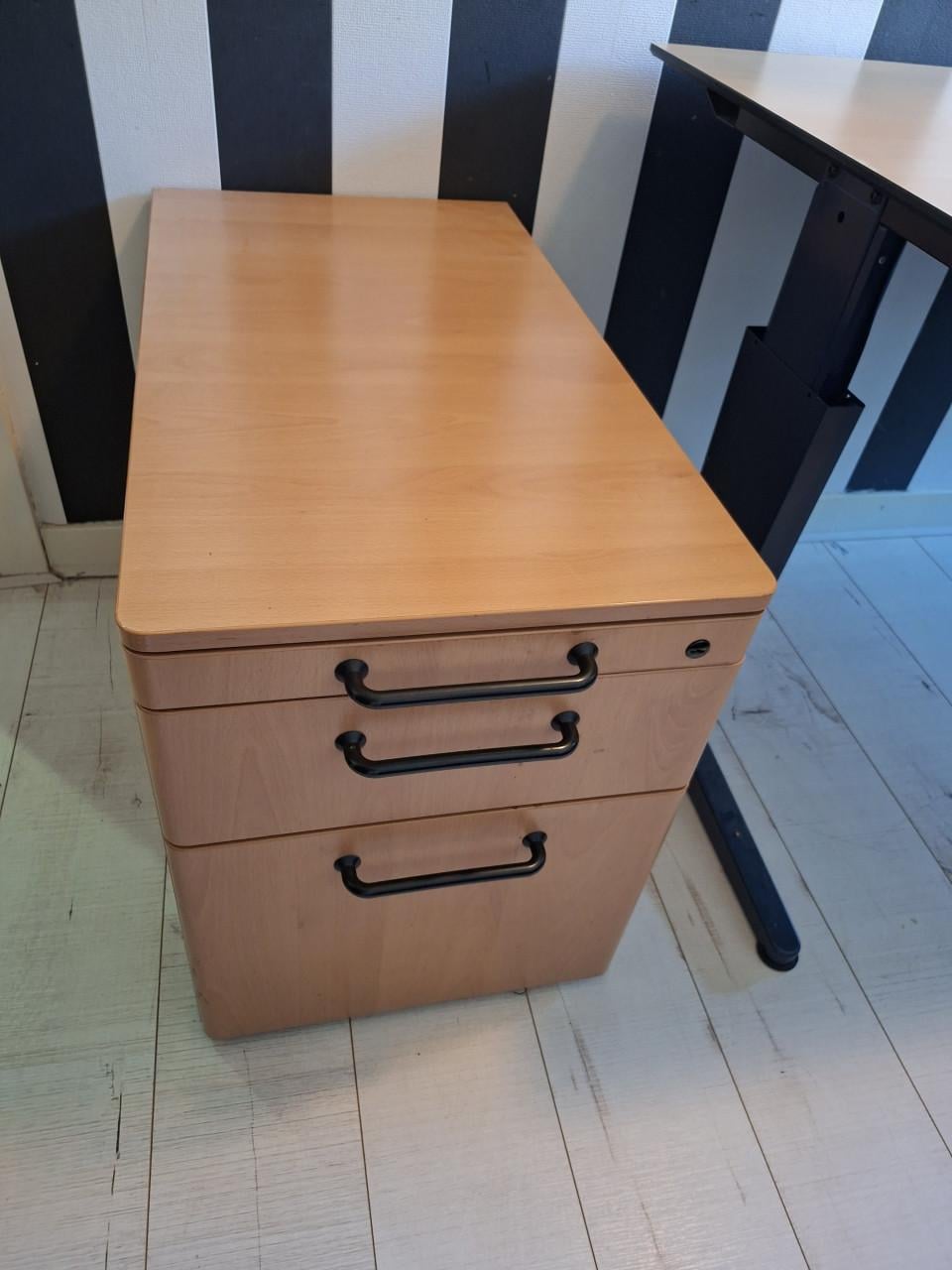 Hoekbureau compleet met ladeblok en 2 lage kasten