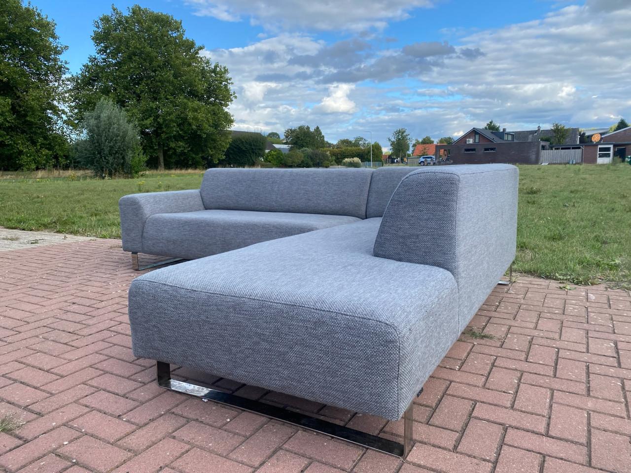 Moderne grijze stoffen hoekbank–Diep comfort–Ruime lounge–Gratis levering