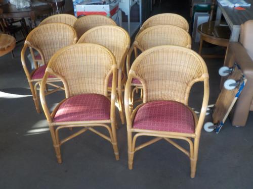 8 rieten stoelen met armleuningen en kussens setprijs 150 euro