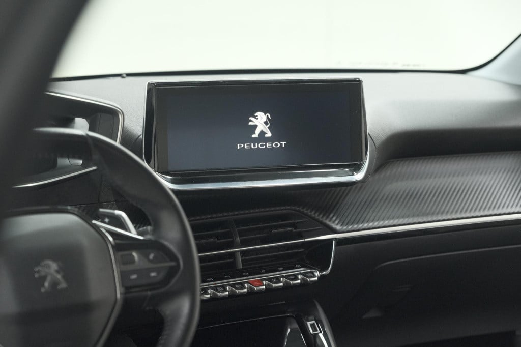 Peugeot 208 puretech 100 eat8 allure | camera | apple carplay | navigatie |