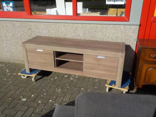 In nieuw staat laag dressoirook als t.v. / stereomeubel te gebruiken