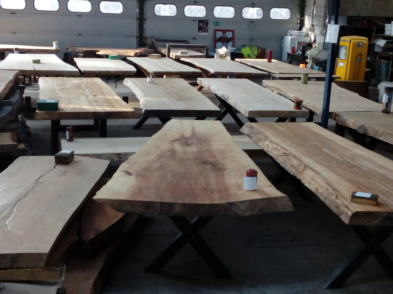 Boomstam tafels planken wandplanken decoratie bartafel salontafel