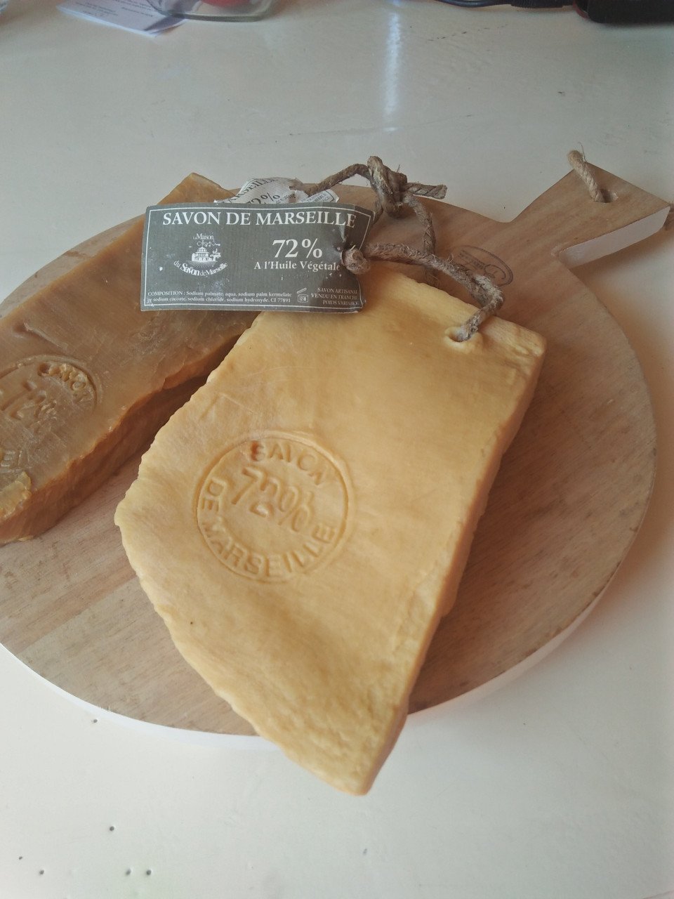 Decoratieve kaasplank met 2 stuks zeep "Savon de Marseille"