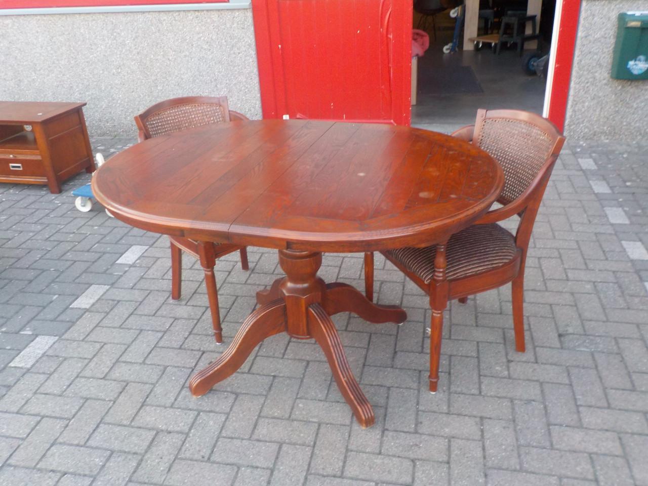 Geheel massieve verlengbare tafel + armleuning stoelen in goede staat