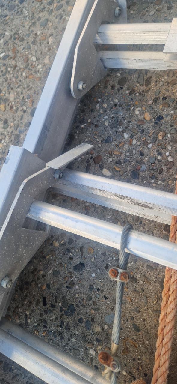 Uitschuifbare degelijke grote ladder