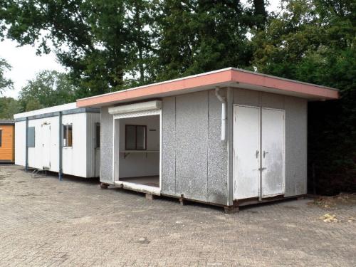 Degelijke verkoopunit met betonnen vloer en sanitaire voorziening