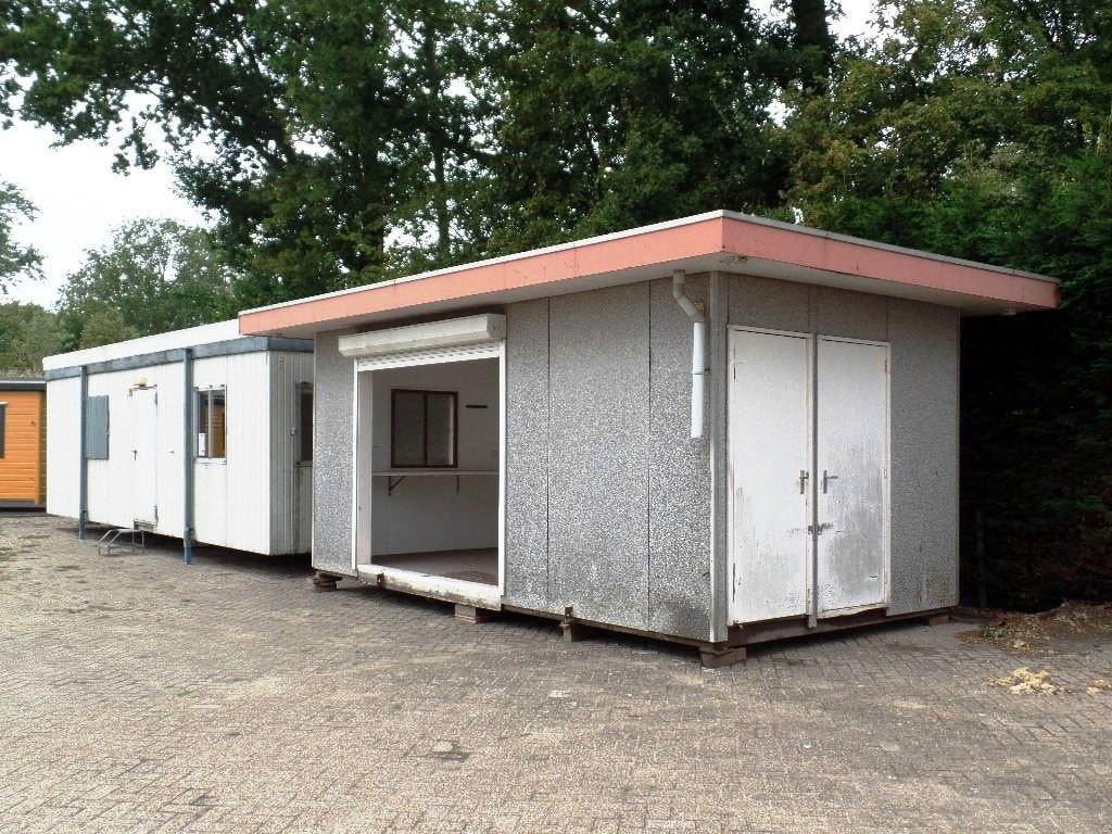 Degelijke verkoopunit met betonnen vloer en sanitaire voorziening