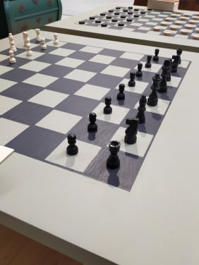 Tafel met speelbord, schaakspel