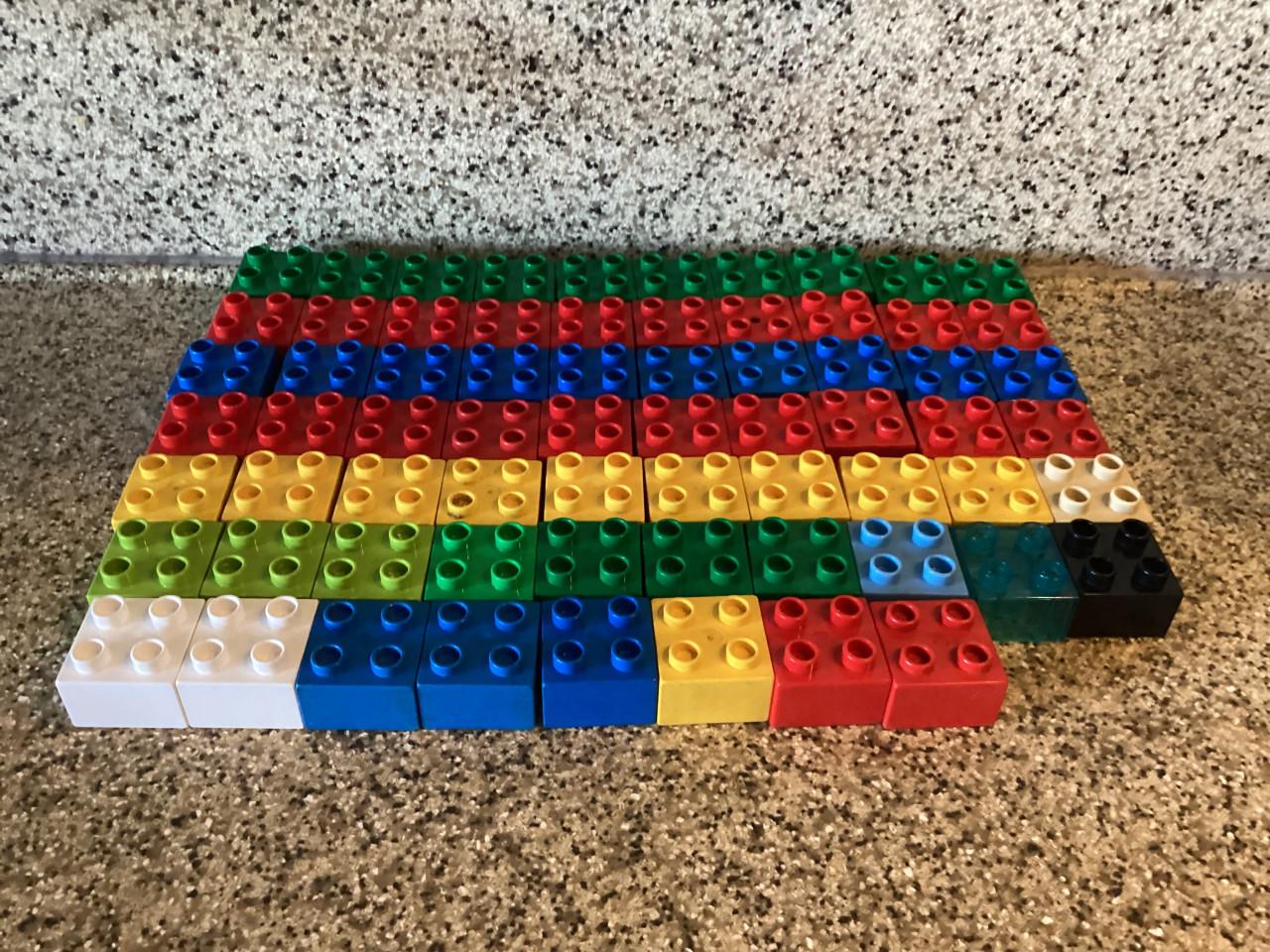 Lego.Duplo.    68 stenen in verschillende kleuren. 4 noppen. GERESERVEERD