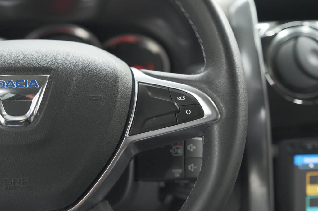 Dacia Duster tce 120 4x2 blackshadow | trekhaak | camera | navigatie | park