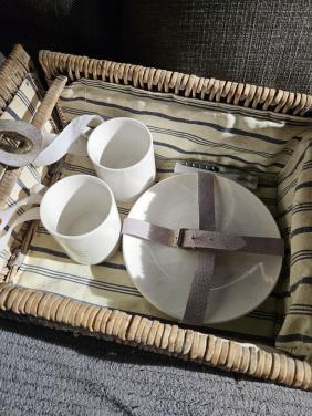 2 vintage picknickmanden met servies voor 2 en 4 personen