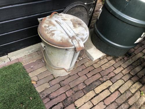 Collectors item, zinken vuilnisbak met opschrift AXEL