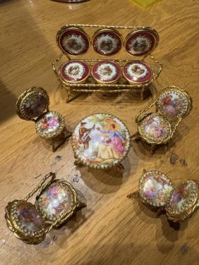 Minatuurtjes "Limoges" 4 stoeltjes 1 tafeltje en 1 bankje goud/porselein