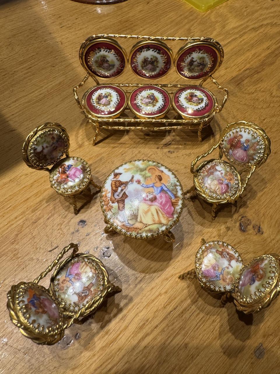 Minatuurtjes "Limoges" 4 stoeltjes 1 tafeltje en 1 bankje goud/porselein