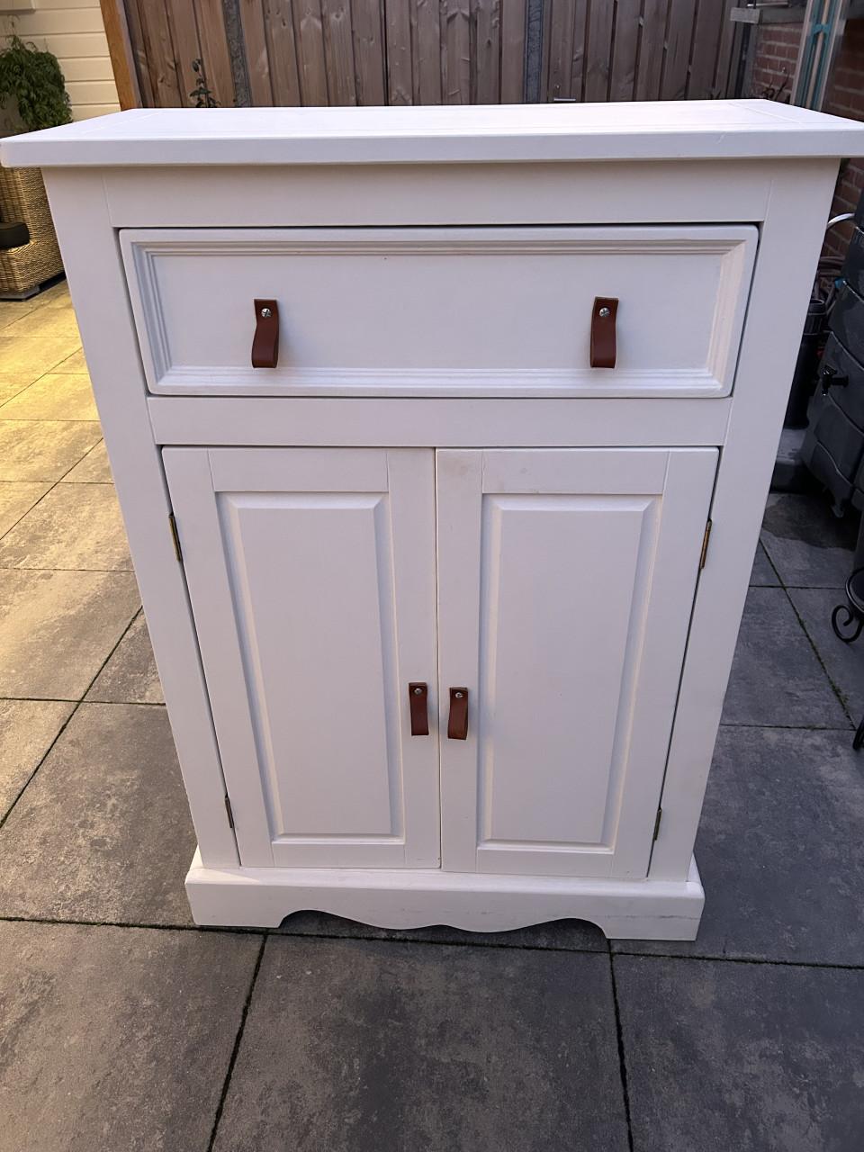 Meidenkast met leren grepen