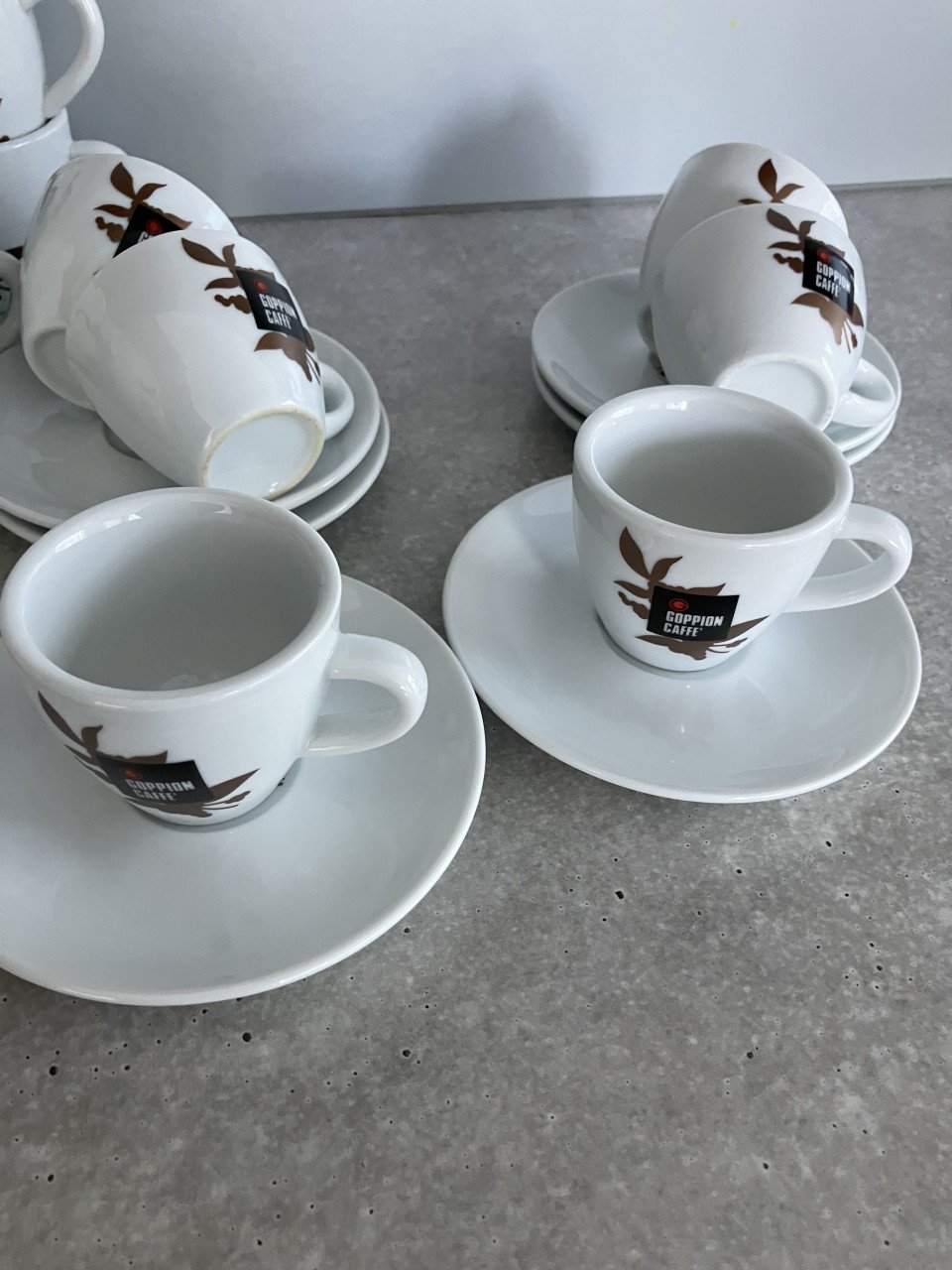 Te koop grote en kleine kop en schotels in goede staat