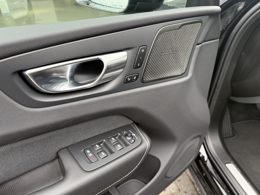 Volvo XC60 t8 455pk recharge black edition| panodak| trekhaak| adap.cruise|
