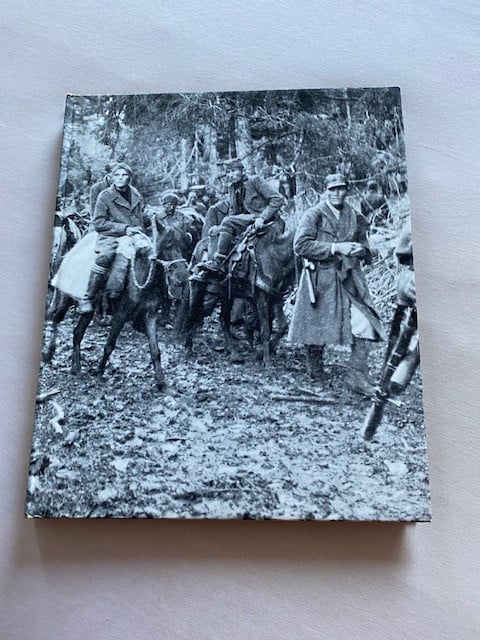 Mooi boek met veel foto,s  De Partizanen Tweede wereldoorlog 208 blz.