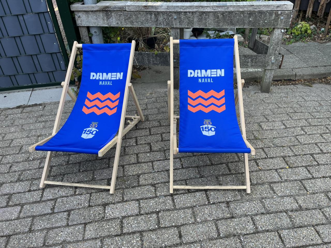 Strandstoel met reclame van Damen en Opel