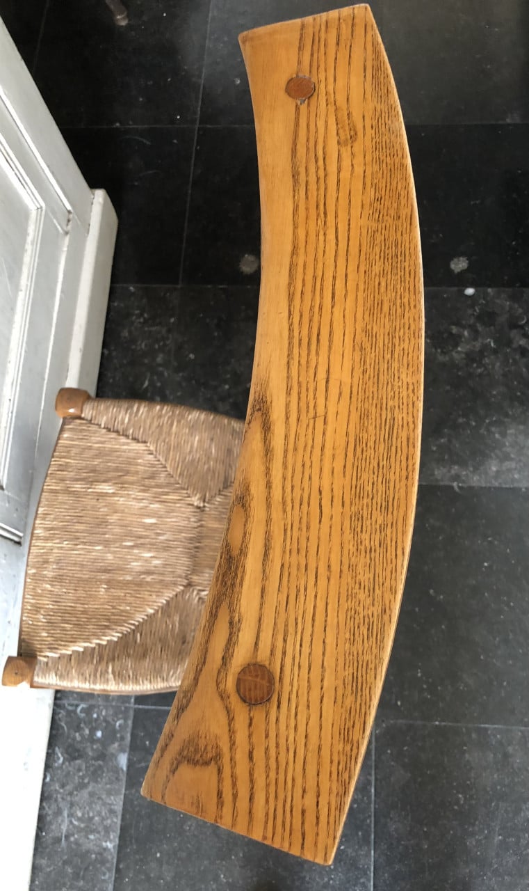 Lief oud brocante kerk/bidstoeltje met biezen zitting en liedboek houder