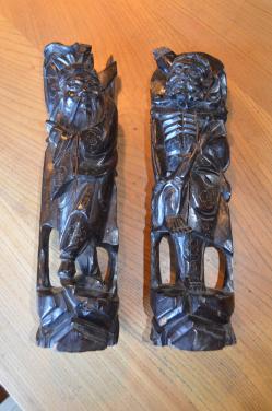 2 Hardhouten Chinese beelden Boogschutter en Wijze (?)