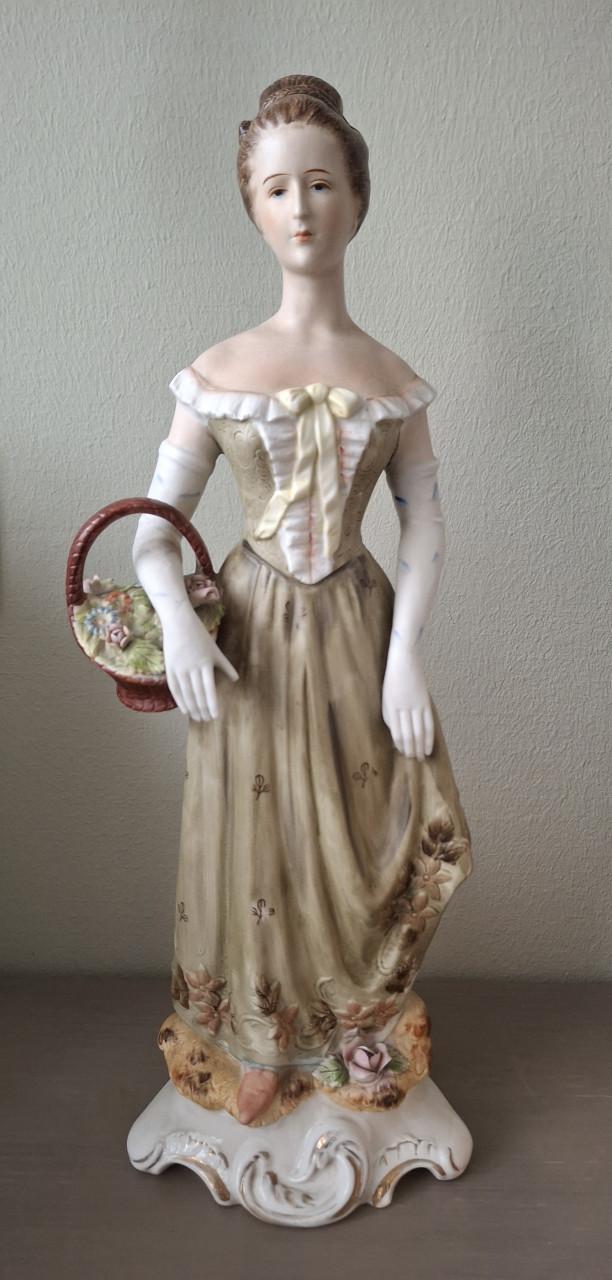 Beeldje: Vrouw met mand