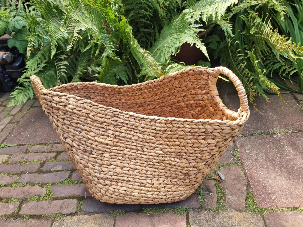 Brocante grote gistfles /wijnfles in ijzeren omhulsel spiraal