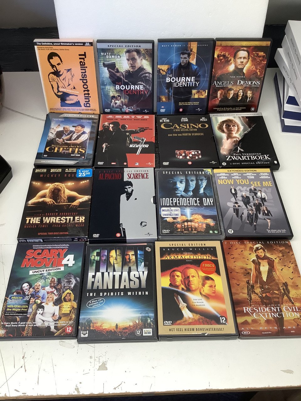 Stapel dvd’s verschillende genre. In doos en losse discs.