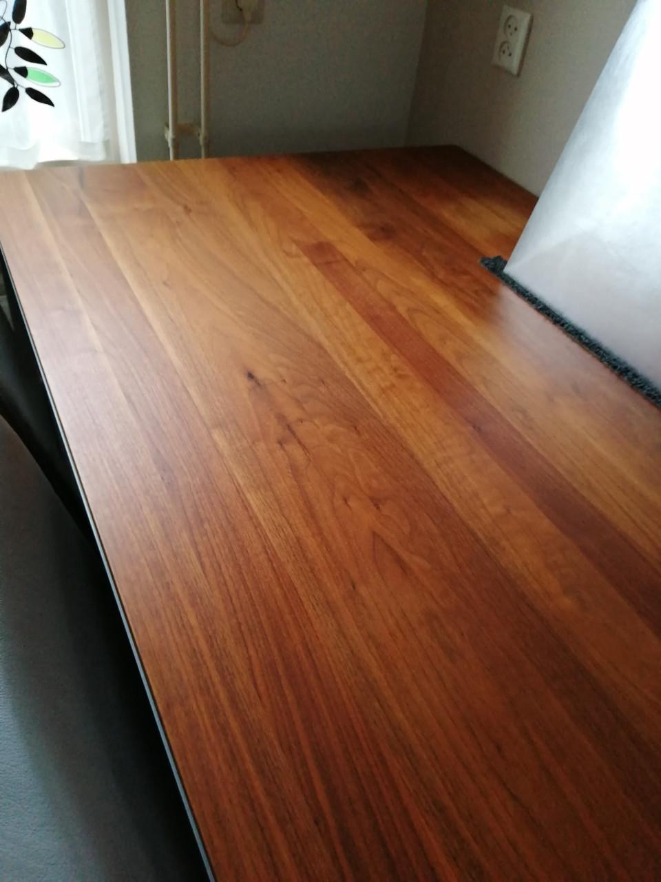 Eettafel amerikaans notenhout met metalen onderstel