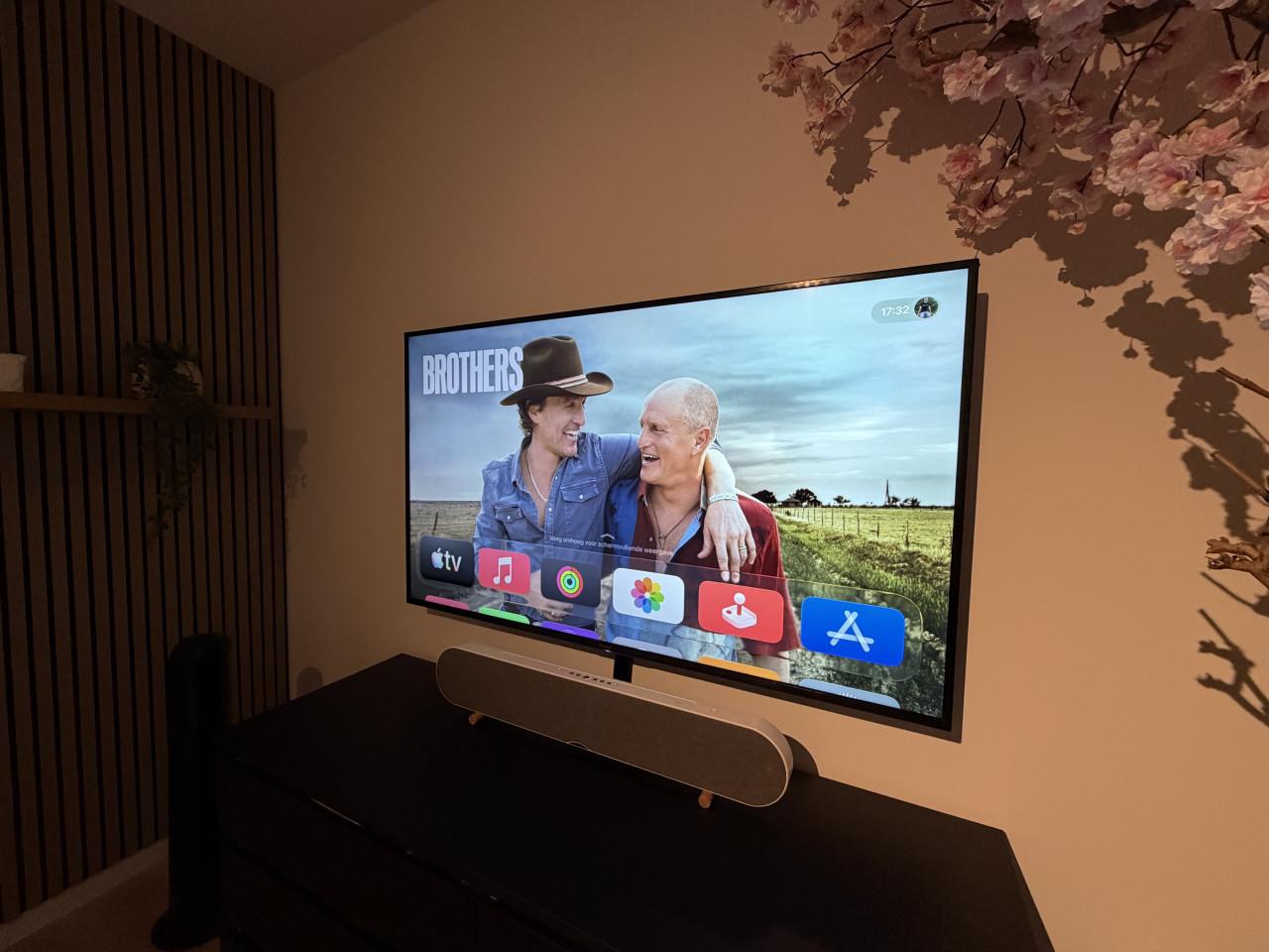 Sony 60 inch LCD TV + Apple TV 4k 64 GB