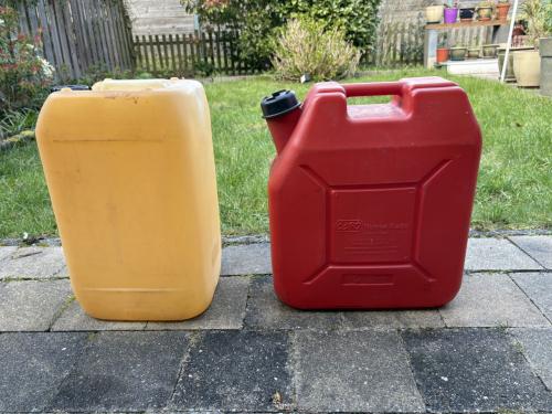 2 jerrycans