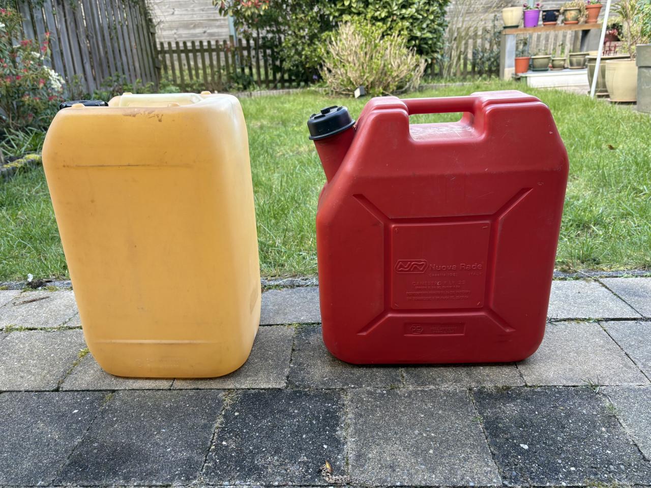 2 jerrycans