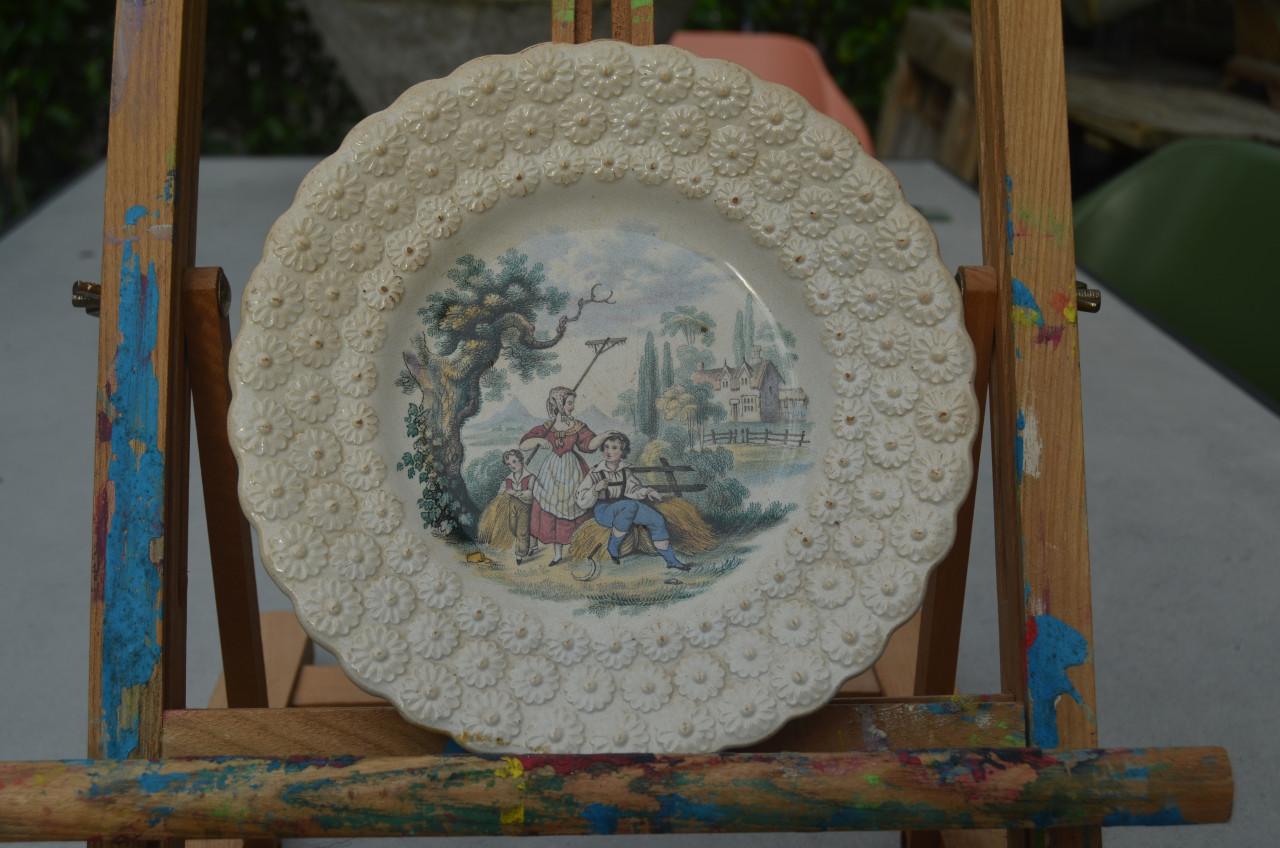 4 Porseleinen kinderbordjes W.S & Co 'Pastimes' ca. 1850