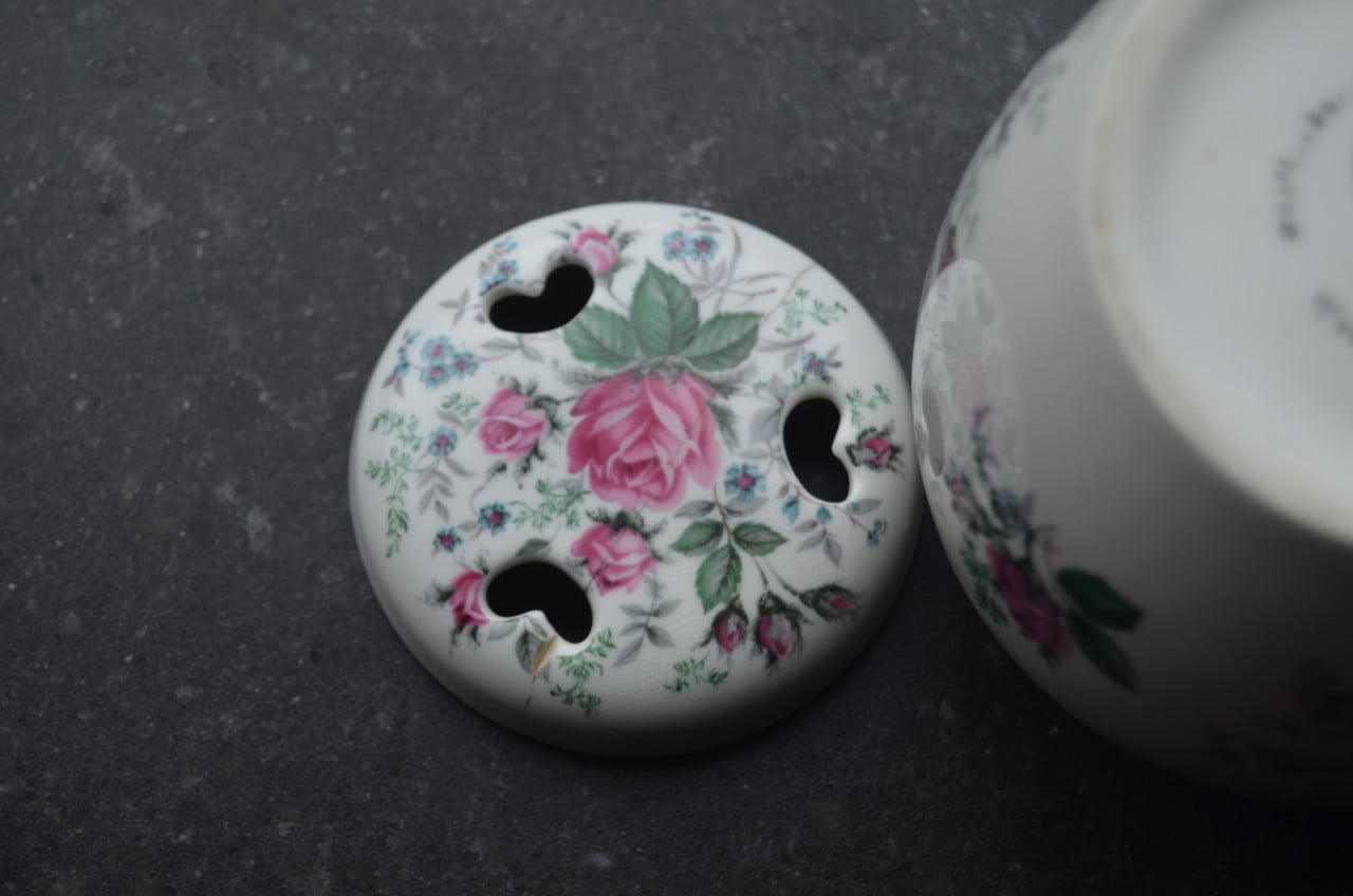 Roy Kirkham Staff. bone China potpourri potje