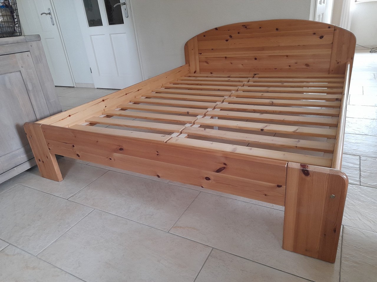 Massief houten 2 persoons bed 140 x 200 ( in goede nette staat )